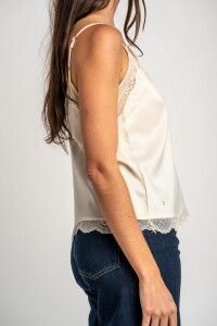Blusa Satinada Con Encaje Arena