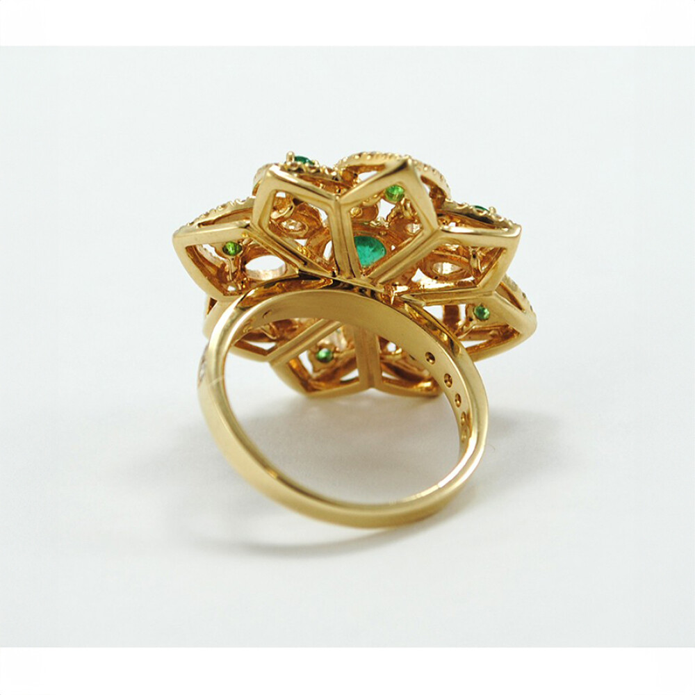 Anillo Moderno, Oro Amarillo 18K , Diamantes Y Esmeralda. Anillo Moderno, Oro Amarillo 18K , Diamantes Y Esmeralda.