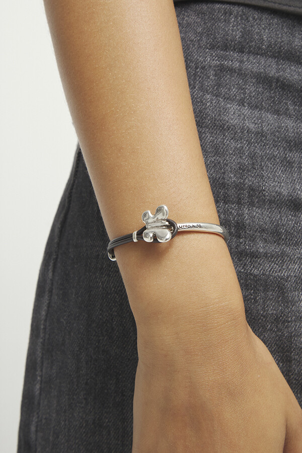 PULSERA DE CUERO MARRÓN SEMIRÍGIDA BAÑADA EN PLATA DE LEY CON MARIPOSA Pulsera