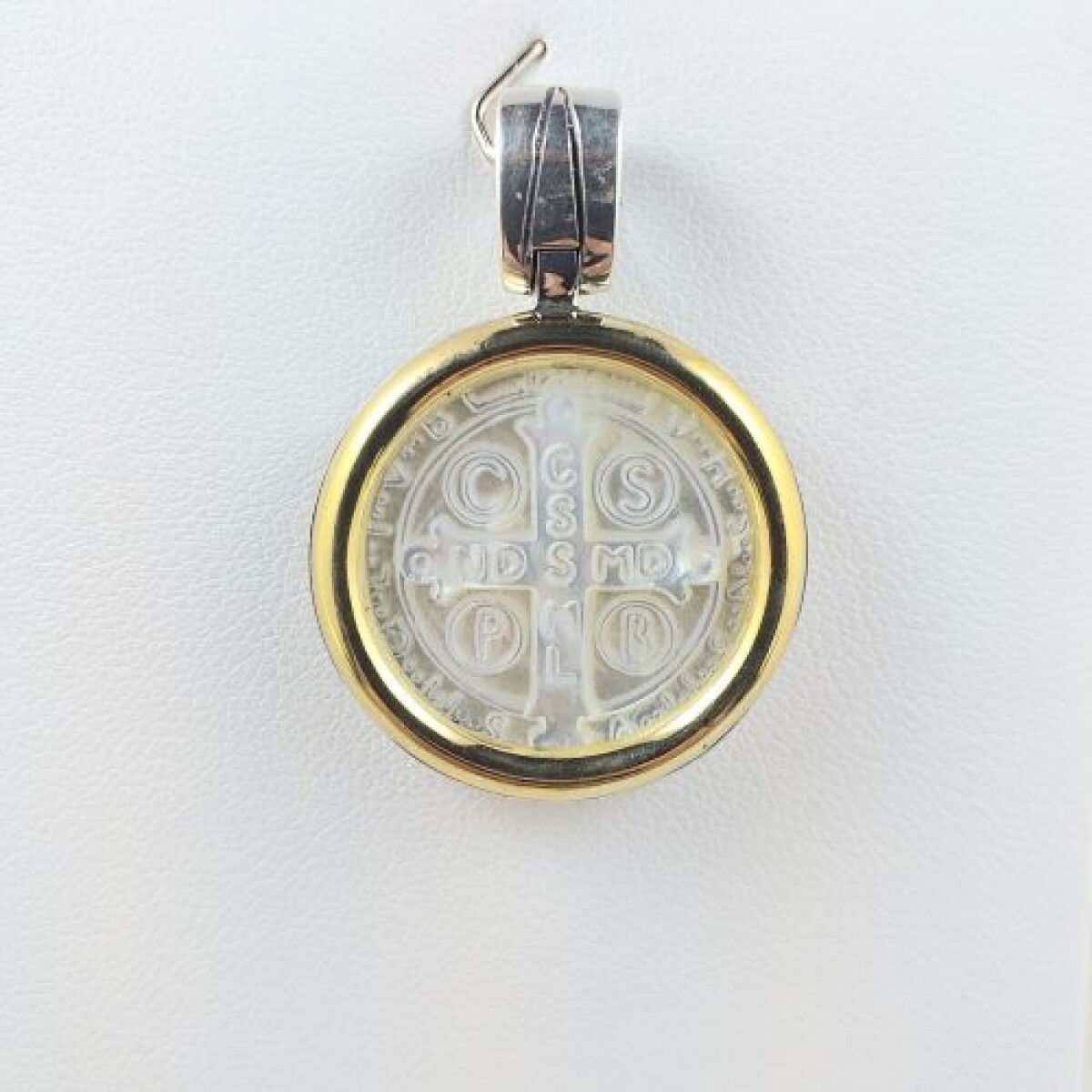 Medalla Religiosa San Benito de plata 925 con double de oro 18 Ktes y nácar. Diámetro total 2.5 cm y espesor 4 mm. 