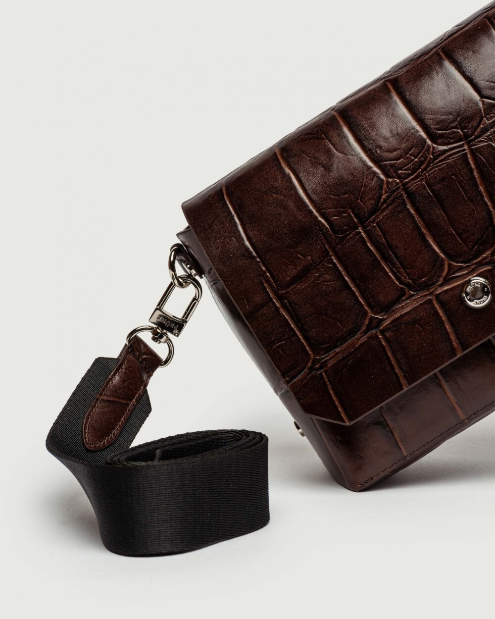 Bandolera Menorca En Cuero Grabado Croco Marron