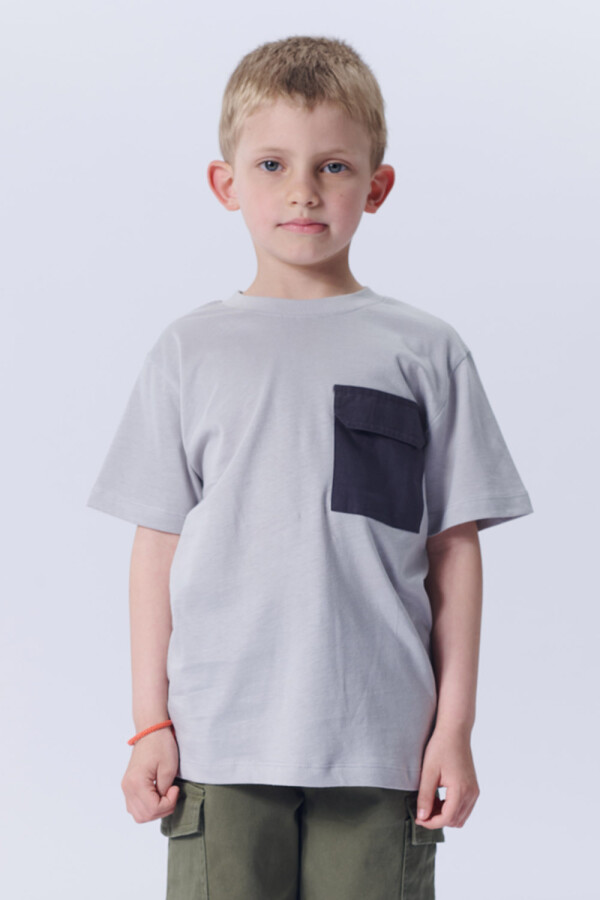 Remera con bolsillo contraste Gris