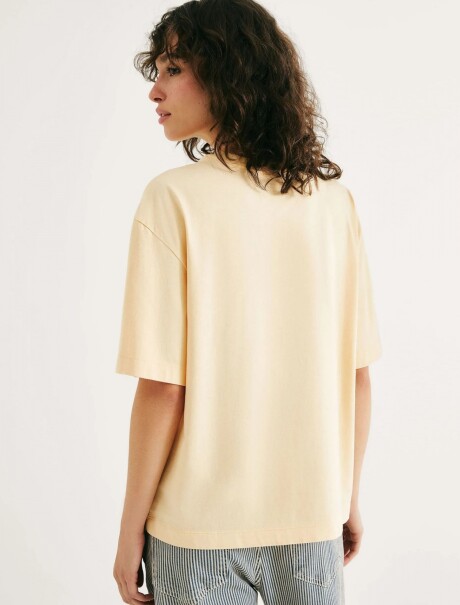 CAMISETA OVERSIZED CON ESTAMPA AMARILLO