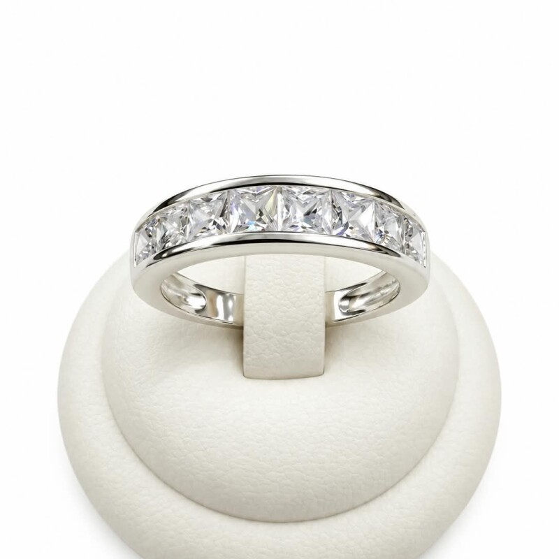 Anillo con zirconias talla carre en riel Anillo con zirconias talla carre en riel