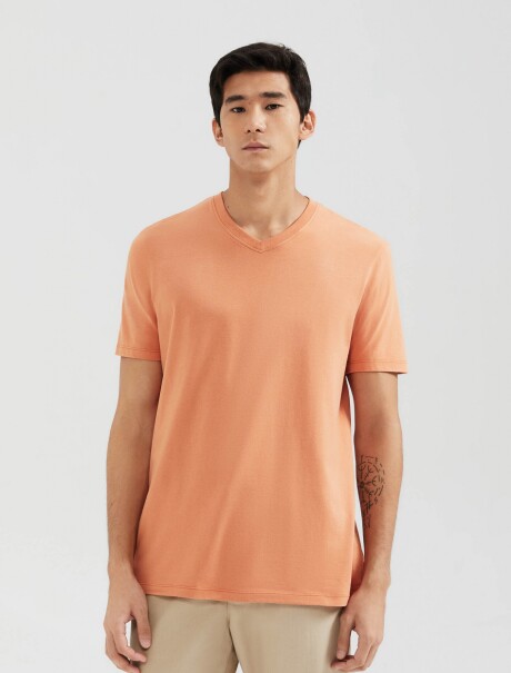 CAMISETA BÁSICA MANGA CORTA CUELLO EN V NARANJA CLARO