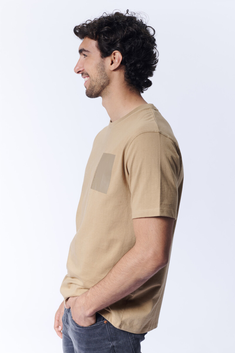 Remera Estampa Relieve Marrón