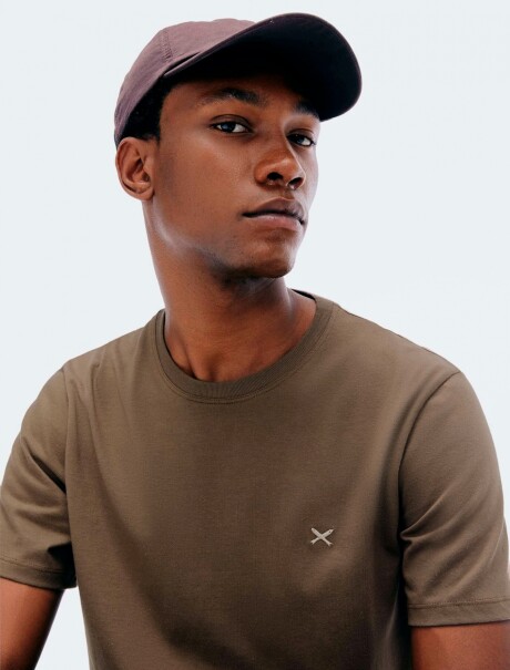 CAMISETA BÁSICA WORLD CON BORDADO MARRÓN