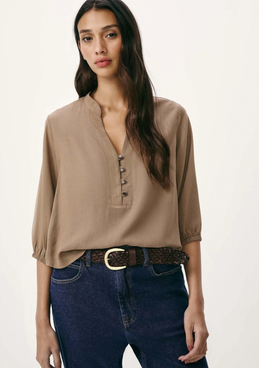 BLUSA ESCOTE V CON BOTONES - MARRÓN 