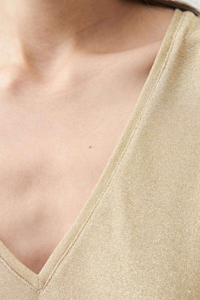 Remera lurex escote V beige