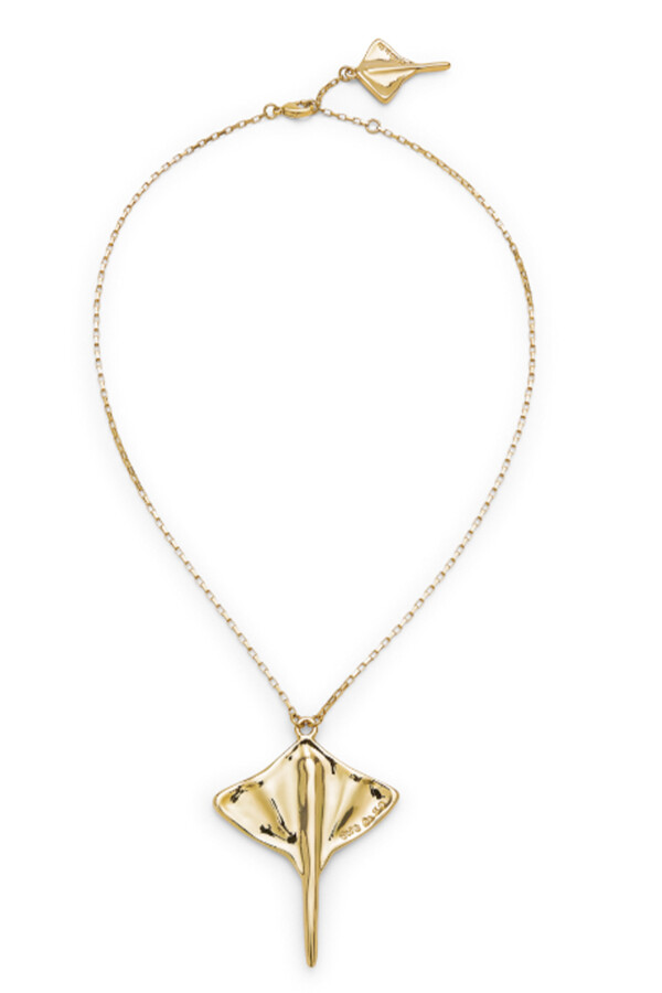 COLGANTE DE CADENA CORTA ALEACIÓN DE METALES BAÑADO EN ORO 18K CON MANTARRAYA Colgante