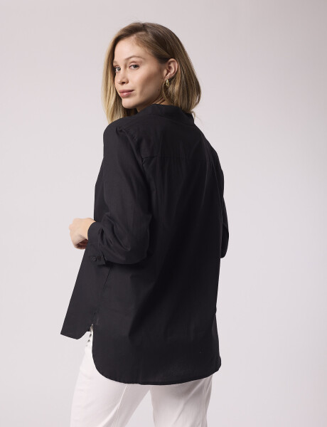 Camisa con bordado negro