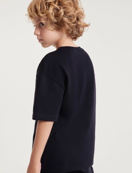 CAMISETA INFANTIL MODELO OVERSIZED CON ESTAMPA NEGRO