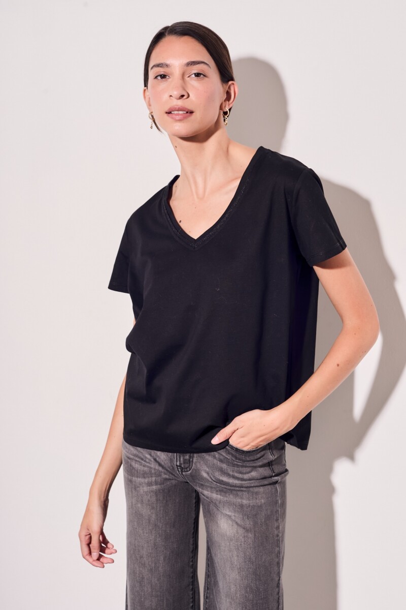 Remera Escote V Metalizado Negro