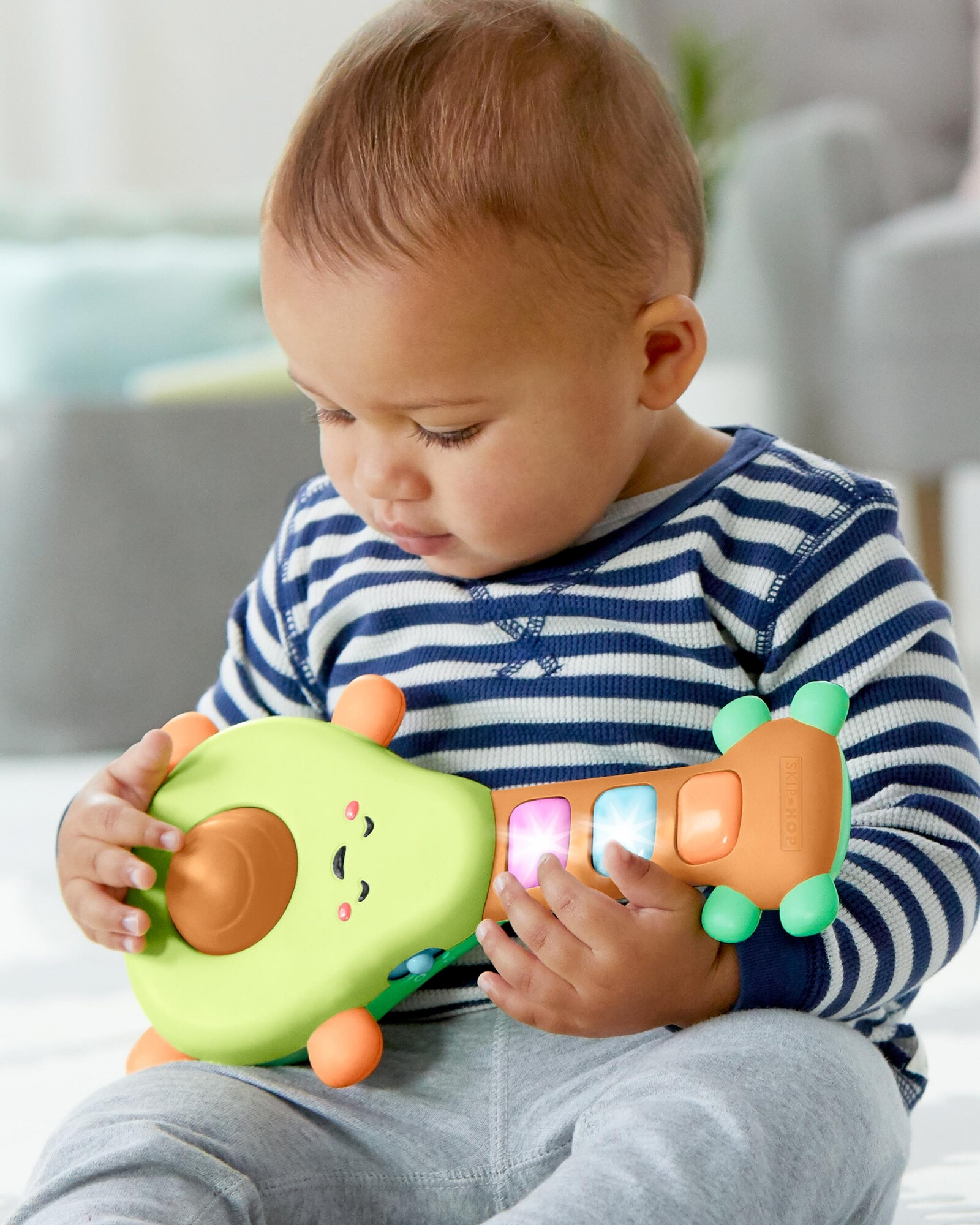 Guitarra infantil, diseño palta Guitarra infantil, diseño palta