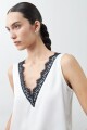 Top satinado escote V con encaje crudo