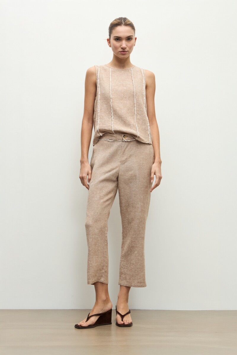 Pantalon capri lino detalle desflecado tostado melange