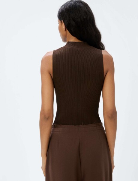 MUSCULOSA EN TELA ACANALADA CON CUELLO ALTO MARRÓN