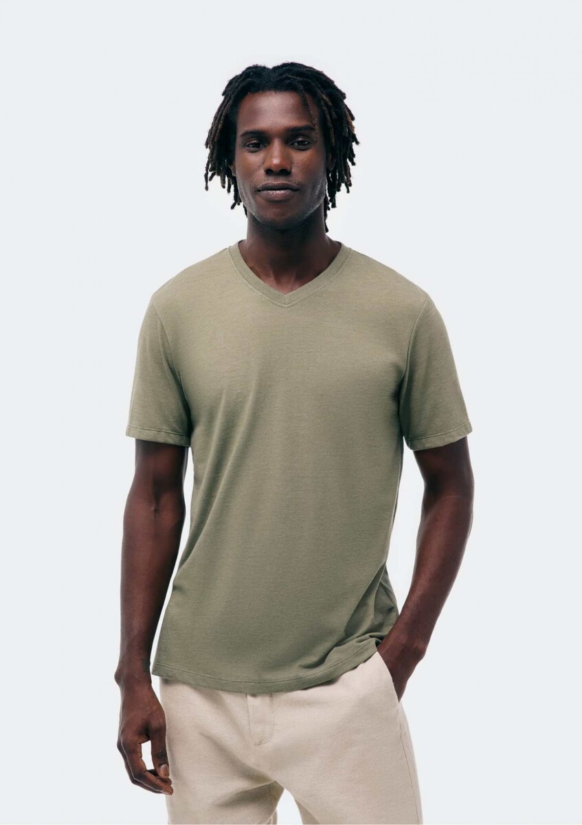 CAMISETA BÁSICA WORLD CUELLO EN V - VERDE 