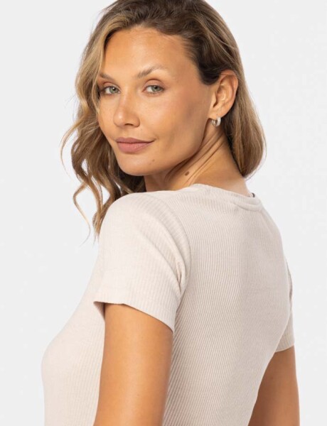 REMERA CON BOTONES Beige