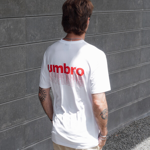REMERA DISTORTED Umbro Hombre 094