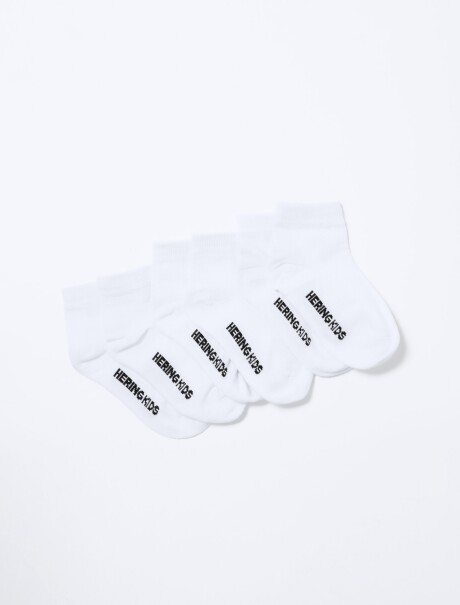 KIT CON TRES PARES DE MEDIAS INFANTILES DE CAÑO CORTO BLANCO