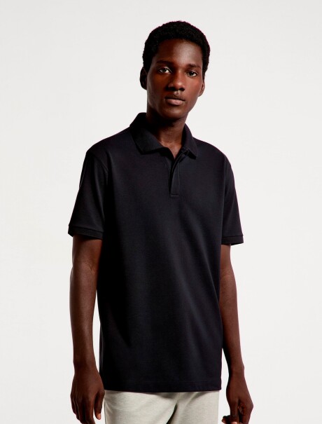 POLO EN TEJIDO PIMA PIQUÉ NEGRO