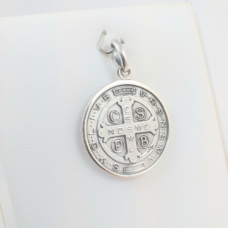 Medalla religiosa de plata 925, San Benito, diámetro 26mm. Medalla religiosa de plata 925, San Benito, diámetro 26mm.