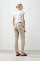 Jean recto Mina con pespuntes en contraste beige