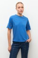 Remera calado en mangas cobalto