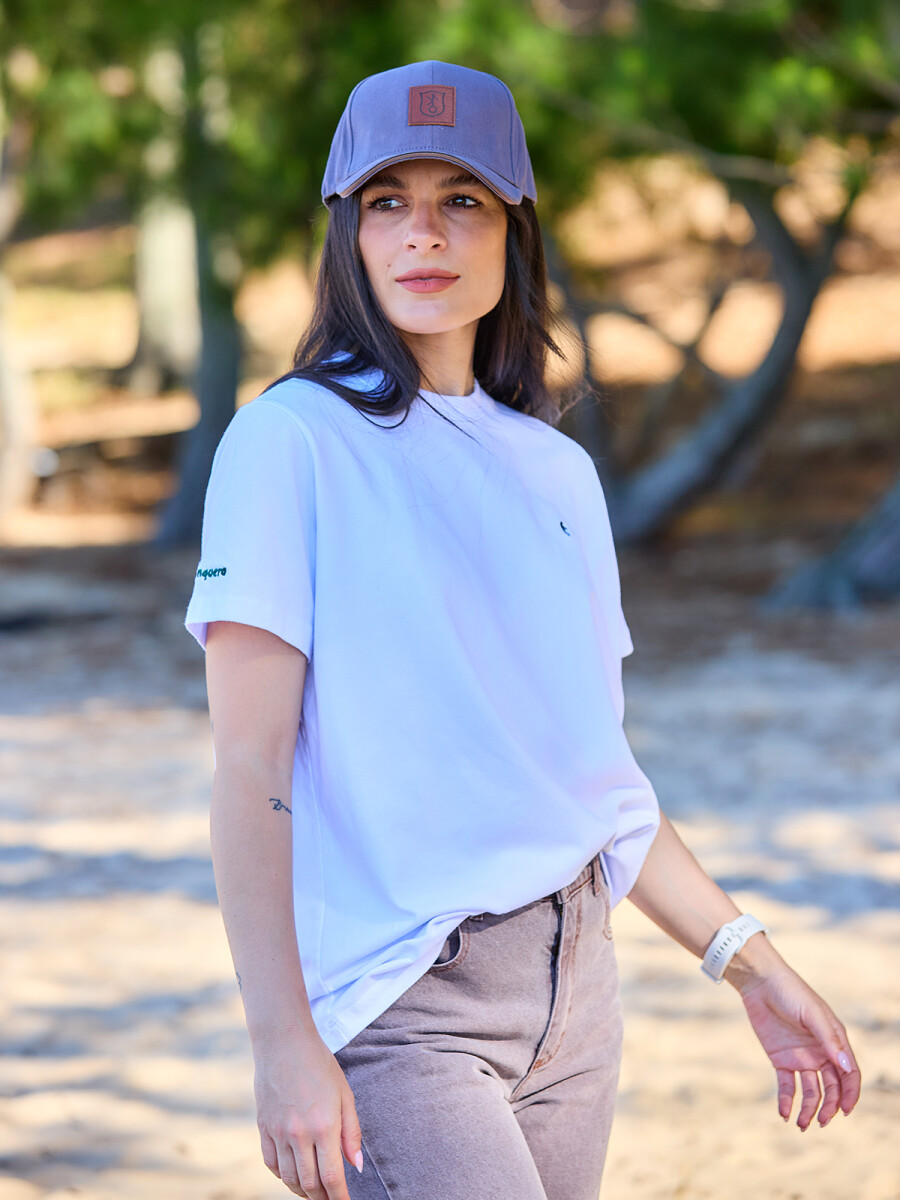 Remera Cerdeña - Blanca con logo verde 