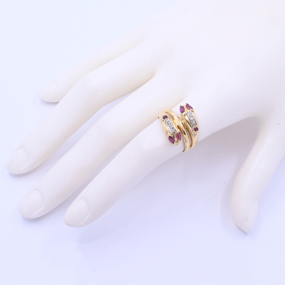 Anillo oro 18k con rubíes navette y brillantes. Anillo oro 18k con rubíes navette y brillantes.