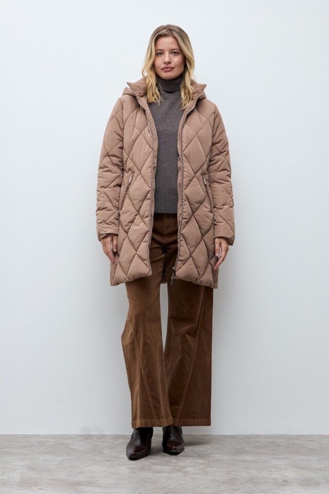 Campera capitoneada con capucha tostado