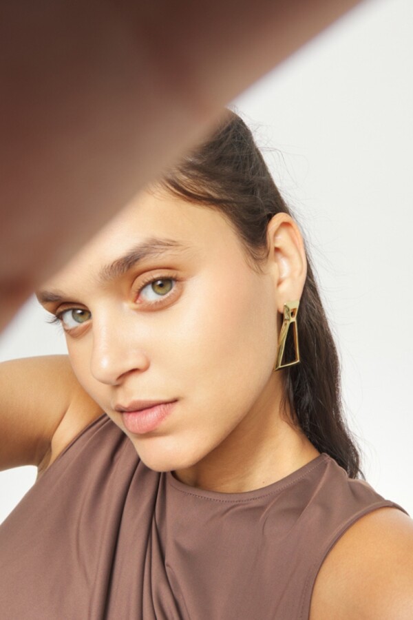 PENDIENTES DE ALEACIÓN DE METALES BAÑADOS EN ORO 18K Pendiente