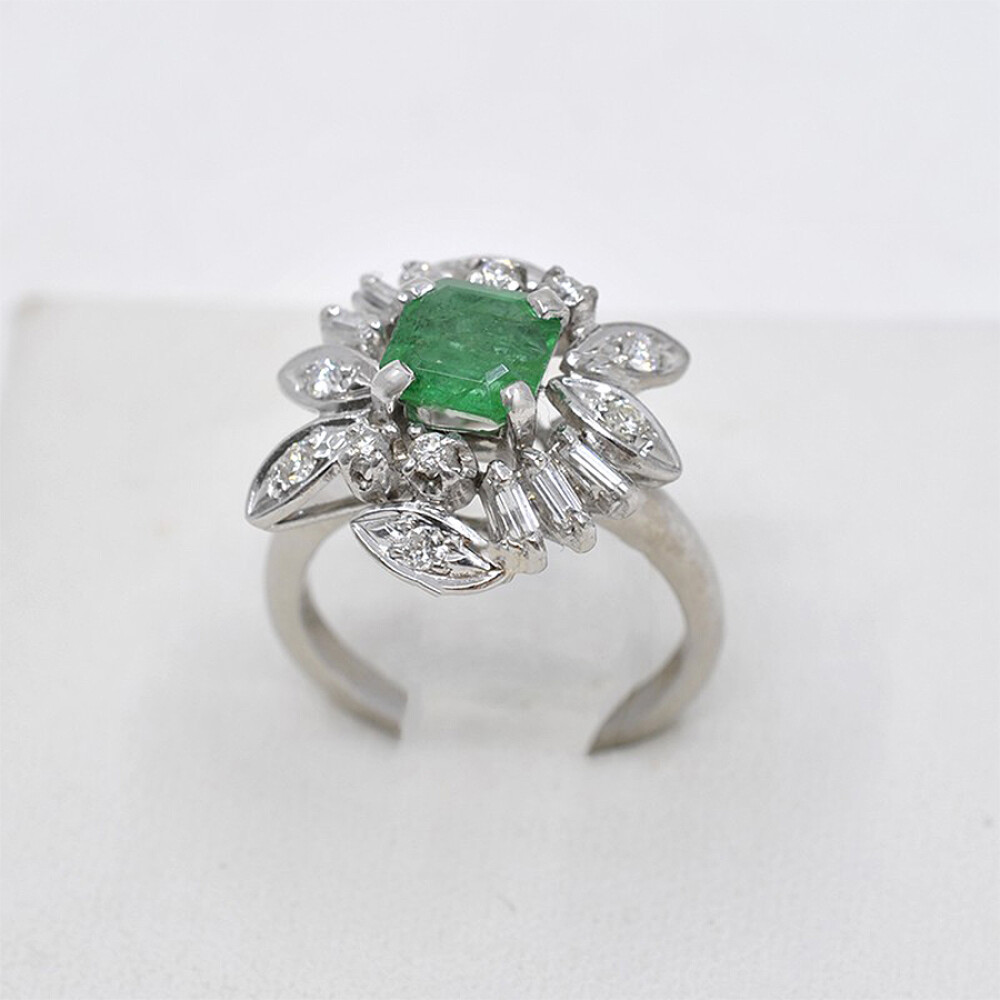 Anillo En Oro Blanco, Brillantes Y Esmeralda Anillo En Oro Blanco, Brillantes Y Esmeralda