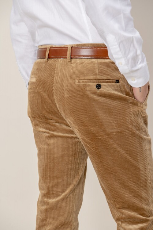 Pantalón Corduroy classic fit Beige