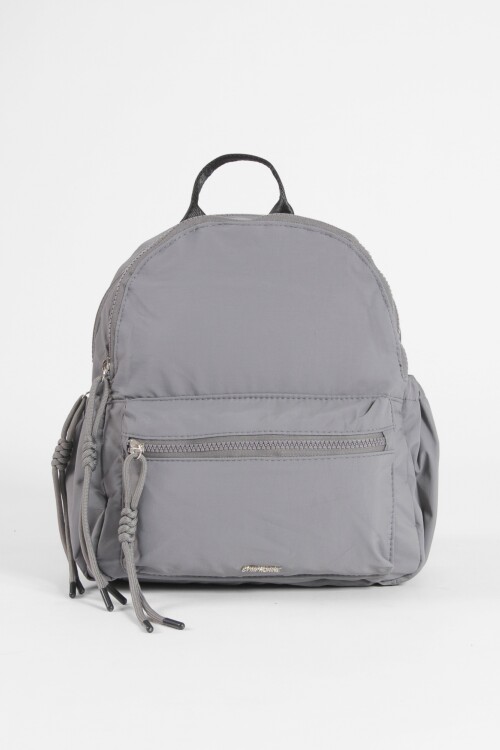 Mochila mediana cierres con strap carry gris
