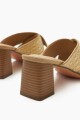 Sandalia cruzada con taco beige