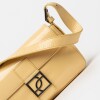 Cartera al hombro Signature en cuero charol Vainilla