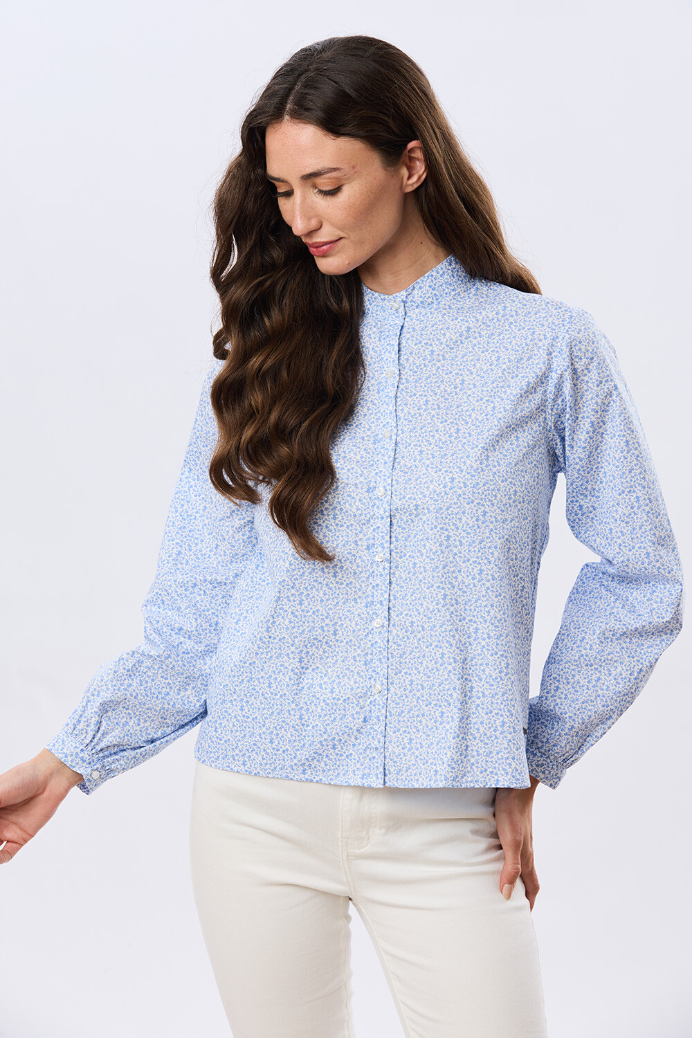 CAMISA ESTAMPADA CON FRUNCES Celeste