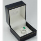 Hermoso anillo en platino con esmeralda central y brillantes Hermoso anillo en platino con esmeralda central y brillantes