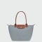 Longchamp -Cartera Longchamp plegable de nylon con cierre y asa larga, Le pliage M Gris