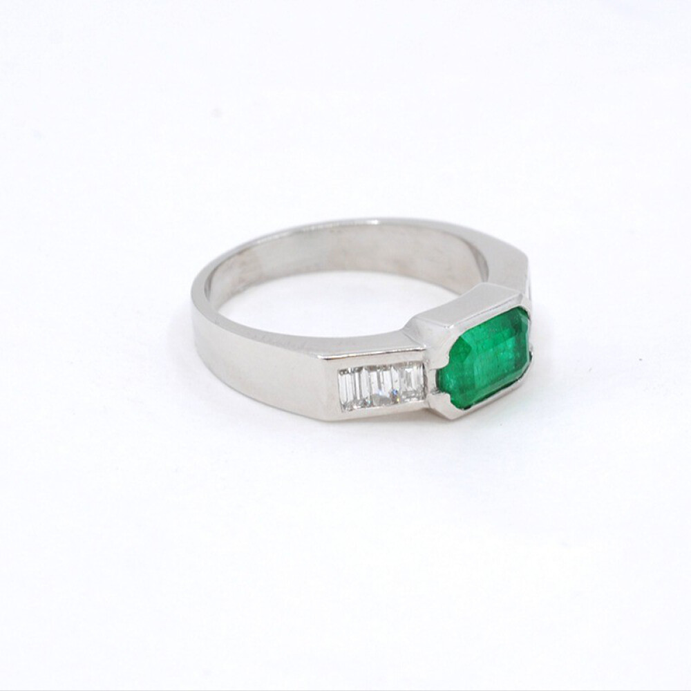 Anillo En Platino, Brillantes Y Esmeralda Anillo En Platino, Brillantes Y Esmeralda