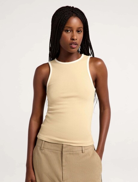 MUSCULOSA DE BRETEL ANCHO EN TELA ACANALADA AMARILLO