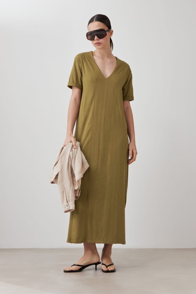 Vestido con costuras verticales y tajos laterales verde oliva