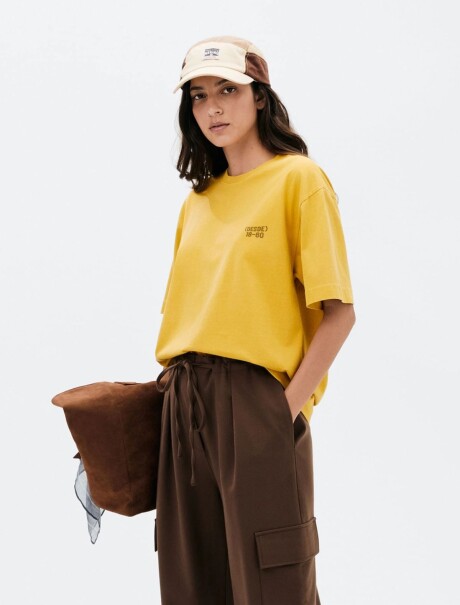 CAMISETA OVERSIZED CON ESTAMPA AMARILLO