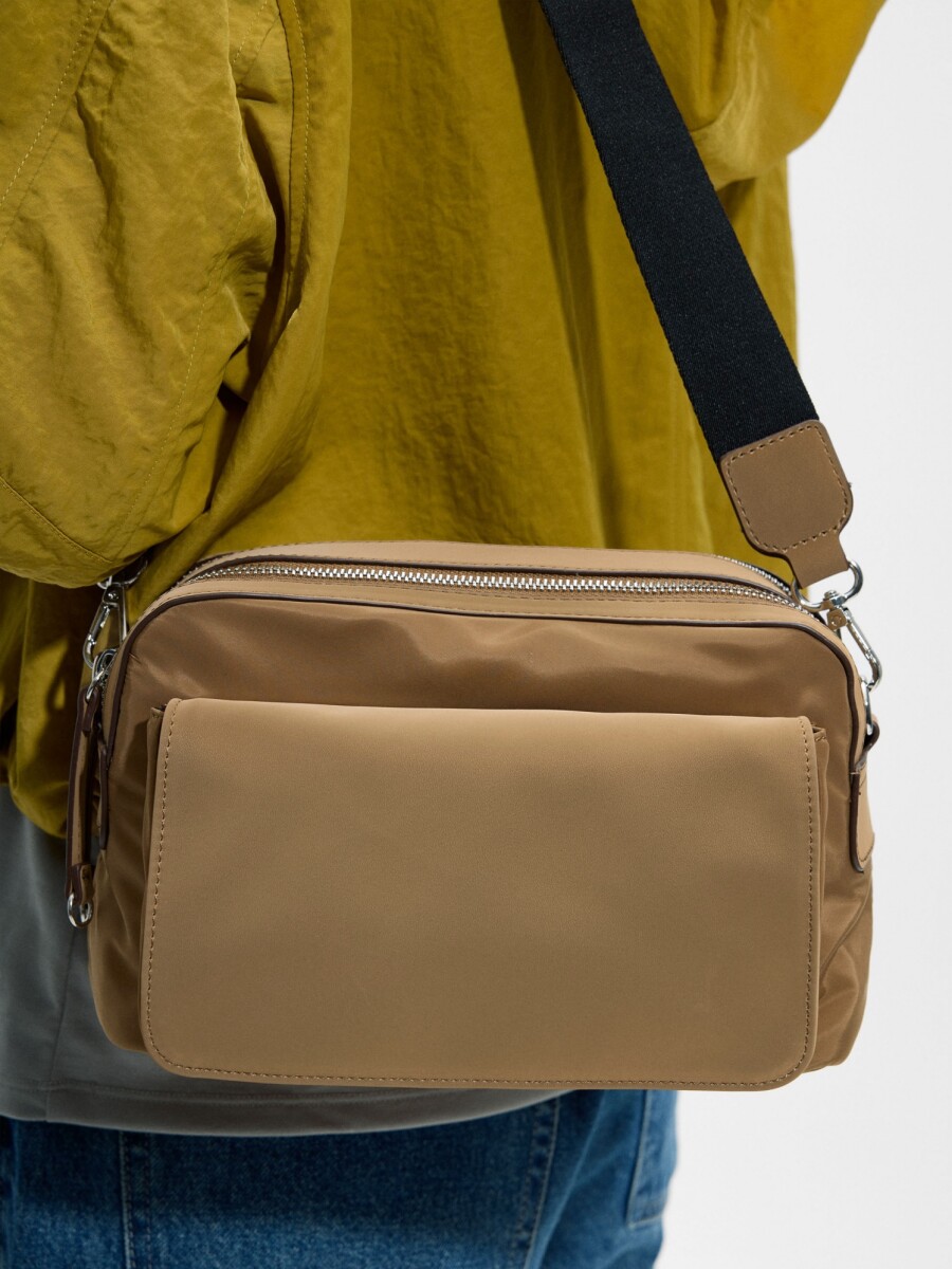 Bolso Bandolera De Nylon Con Solapa camel