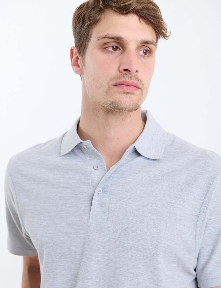 520857 REMERA FERAUD Gris