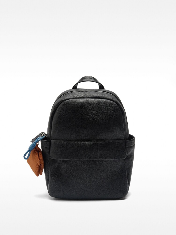 Mochila Básica Con Colgante negro