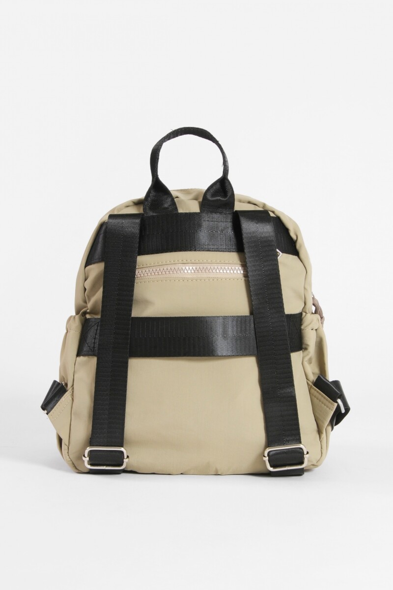 Mochila mediana cierres con strap carry topo