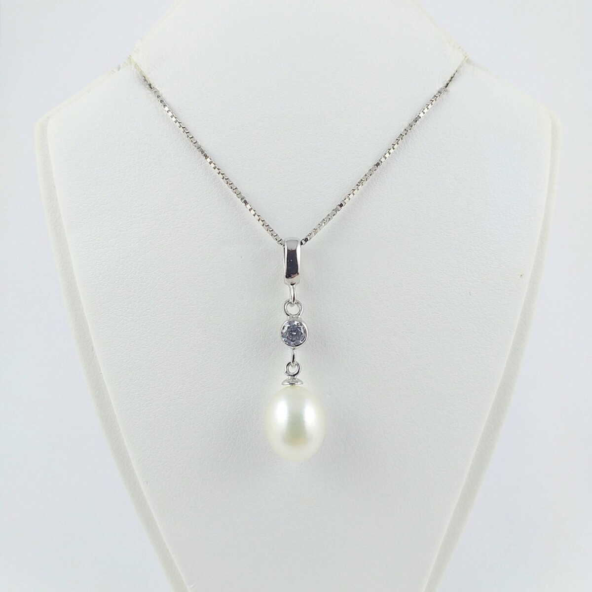 Cadena de plata 925 con dije de perla de río, Largo de cadena 42cm, largo dije 3,2cm, circonia 4mm, perla 1cm. 